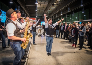Das war neu: Die "Barhocker" aus Unkel heizten mit ihrer Musik der Festversammlung kräftig ein. Foto: Volker Lannert