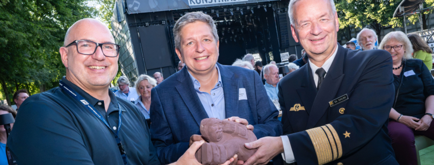 (v.l.) BMC-Vorsitzender Andreas Archut, Dr. Claudia Plattner, Vizeadmiral Dr. Thomas Daum. Foto: Benjamin Westhoff
